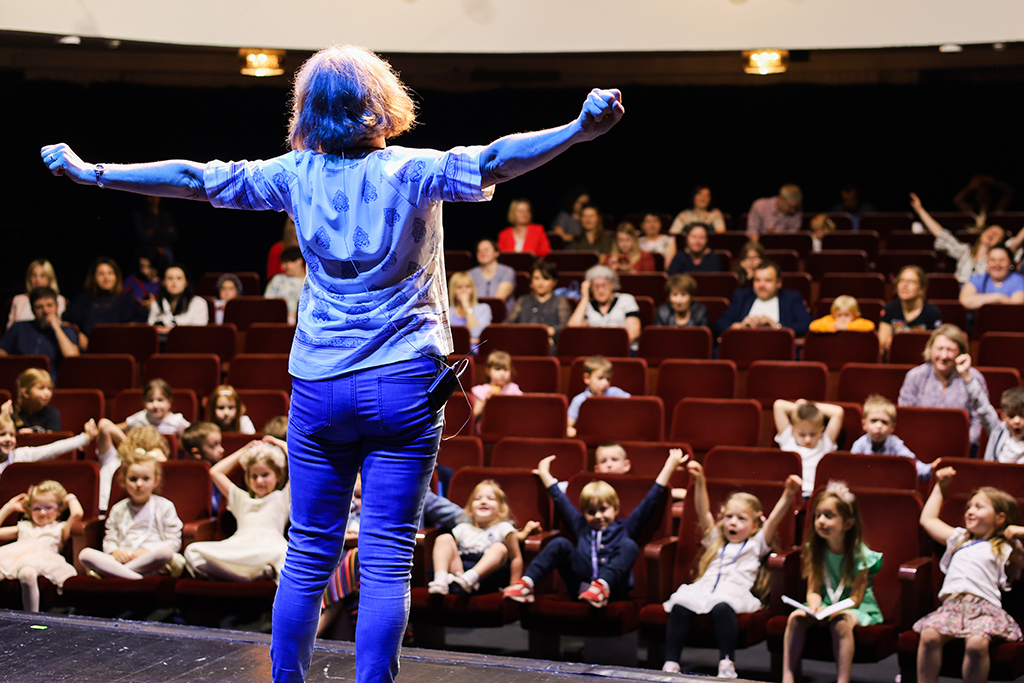 warsztaty teatralne „Tajniki sceny”, na pierwszym planie prowadząca – Ilona Buchner