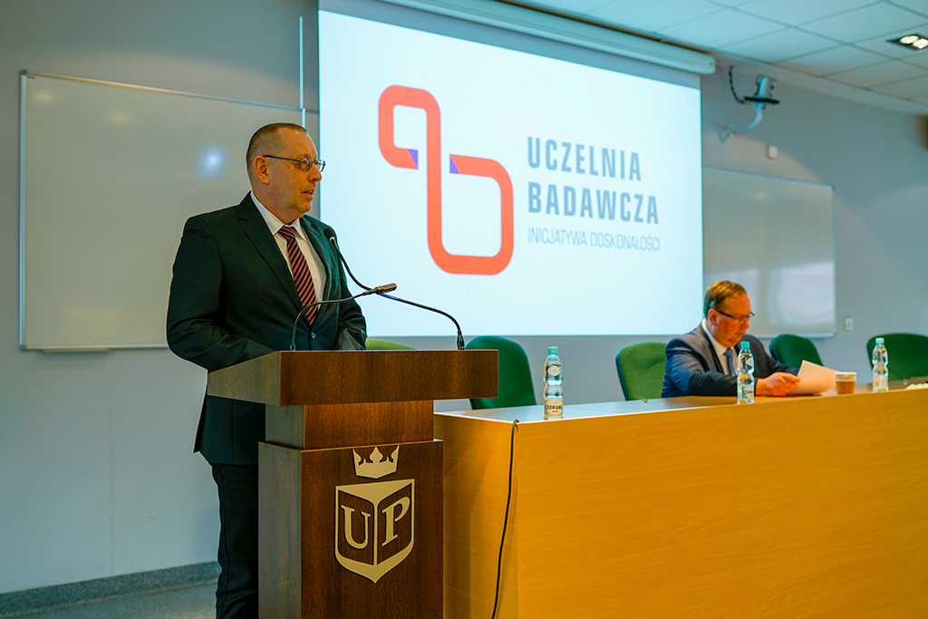 Rektor Uniwersytetu Pedagogicznego prof. dr hab. Piotr Borek otwiera spotkanie