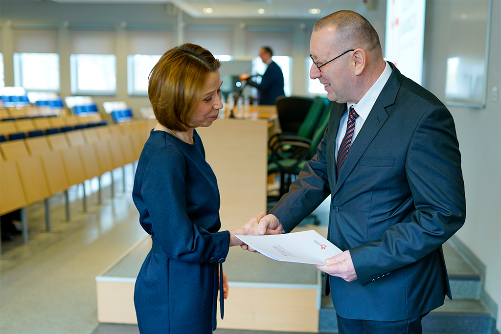 Rektor Uniwersytetu Pedagogicznego w Krakowie prof. dr hab. Piotr Borek podczas składania gratulacji jednej z wyróżnionych naukowczyń