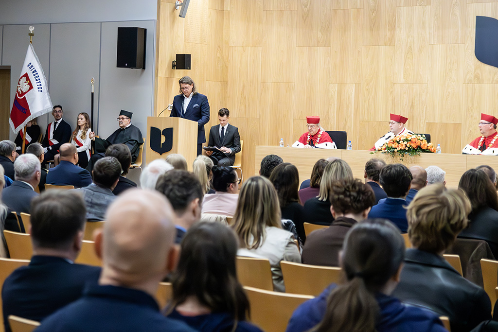 Doradca Prezydenta RP Piotr Serafin przy mównicy, na pierwszym planie zaproszeni gośce