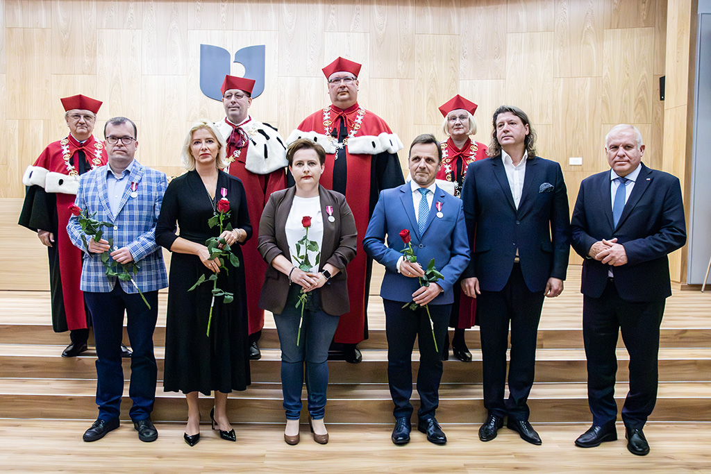 Odznaczeni Medalami za Długoletnią Służbę  władzami rektorskimi, doradcą Prezydenta Rzeczypospolitej Polskiej Piotrem Serafinem oraz I Wicewojewodą Małopolskim Ryszardem Pagaczem