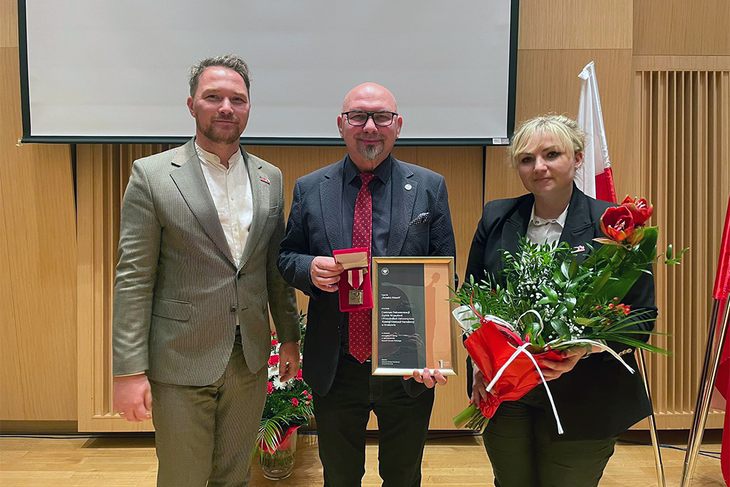 dr Mariusz Solarz, dr. hab. Hubert Chudzio, prof. UKEN, dr Alicja Śmigielska z nagrodą