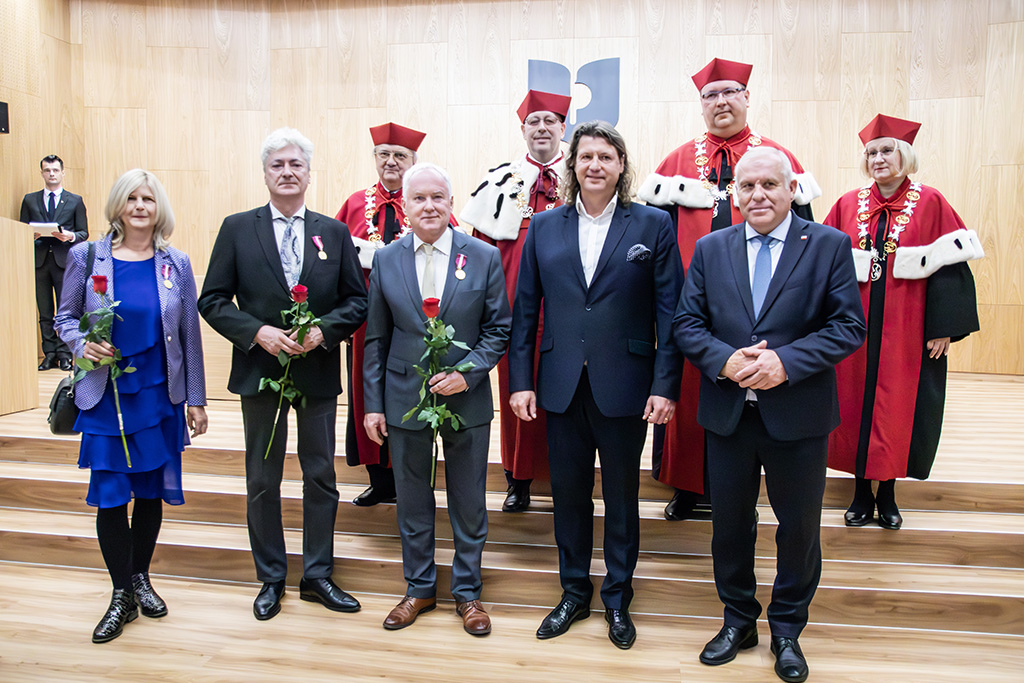 Odznaczeni Medalami za Długoletnią Służbę  władzami rektorskimi, doradcą Prezydenta Rzeczypospolitej Polskiej Piotrem Serafinem oraz I Wicewojewodą Małopolskim Ryszardem Pagaczem