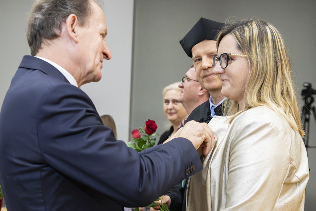 Minister Włodzimierz Bernacki dekoruje prof. dr hab. Ewę Zmudę