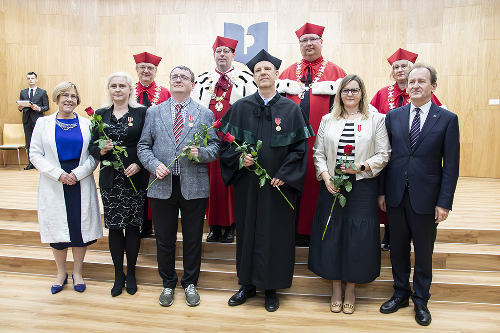 Odznaczeni Medalami Komisji Edukacji Narodowej z władzami rektorskimi, Włodzimierzem Bernackim, Sekretarzem Stanu w Ministerstwie Edukacji i Nauki oraz Małopolską Kurator Oświaty Barbarą Nowak