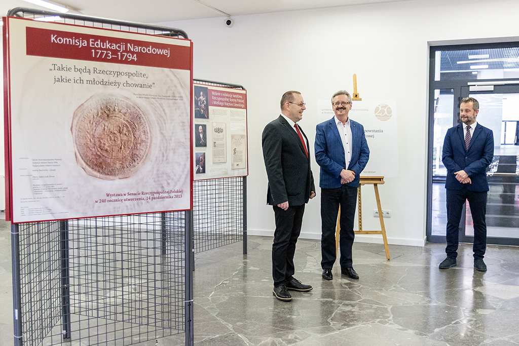 Rektor Uniwersytetu Komisji Edukacji Narodowej w Krakowie prof. dr hab. Piotr Borek, dr hab. Jan Ryś, prof. UKEN i Kierownik Działu Promocji Adam Gliksman