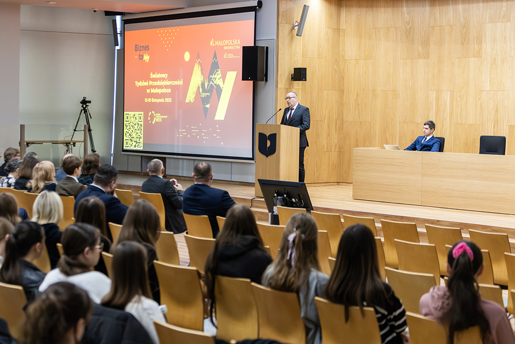 Rektor Uniwersytetu Komisji Edukacji Narodowej w Krakowie prof. dr hab. Piotr Borek przy mównicy, na pierwszym planie publiczność