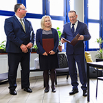 Prorektor ds. Nauki dr hab. Michał Rogoż, prof. UP, Prorektor ds. Studenckich dr hab. Katarzyna Plutecka, prof. UP oraz Rektor Uniwersytetu Pedagogicznego prof. dr hab. Piotr Borek otwierają strefę studenta na 3. piętrze głównego budynku UP