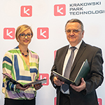 Wiceprezes Krakowskiego Parku Technologicznego dr Natalia Bursiewicz i Prorektor ds. Kształcenia i Rozwoju dr hab. Robert Stawarz, prof. UP na tle ścianki z logotypami Krakowskiego Parku Technologicznego