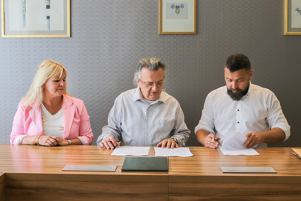 Prorektor ds. Kształcenia i Rozwoju dr hab. Robert Stawarz, prof. UP oraz Dyrektor Zarządu Zieleni Miejskiej dr inż. Piotr Kempf podpisują porozumienie; obok Dyrektor Instytutu Biologii i Nauk o Ziemi dr hab. Agnieszka Greń, prof. UP