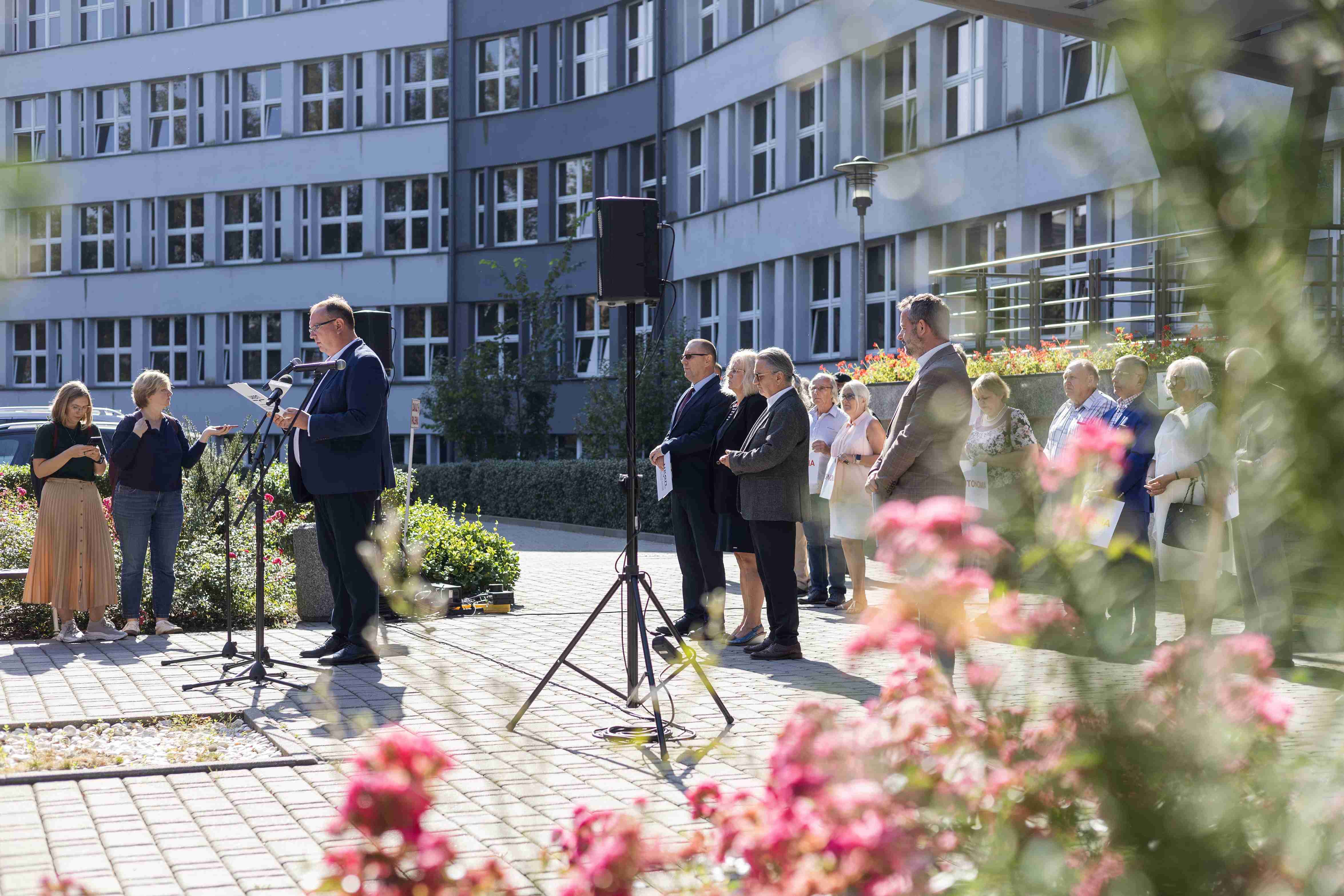 brifing prasowy przed gmachem głównym UKEN; przy mikrofonie Prorektor ds. Nauki dr hab. Michał Rogoż, prof. UKEN