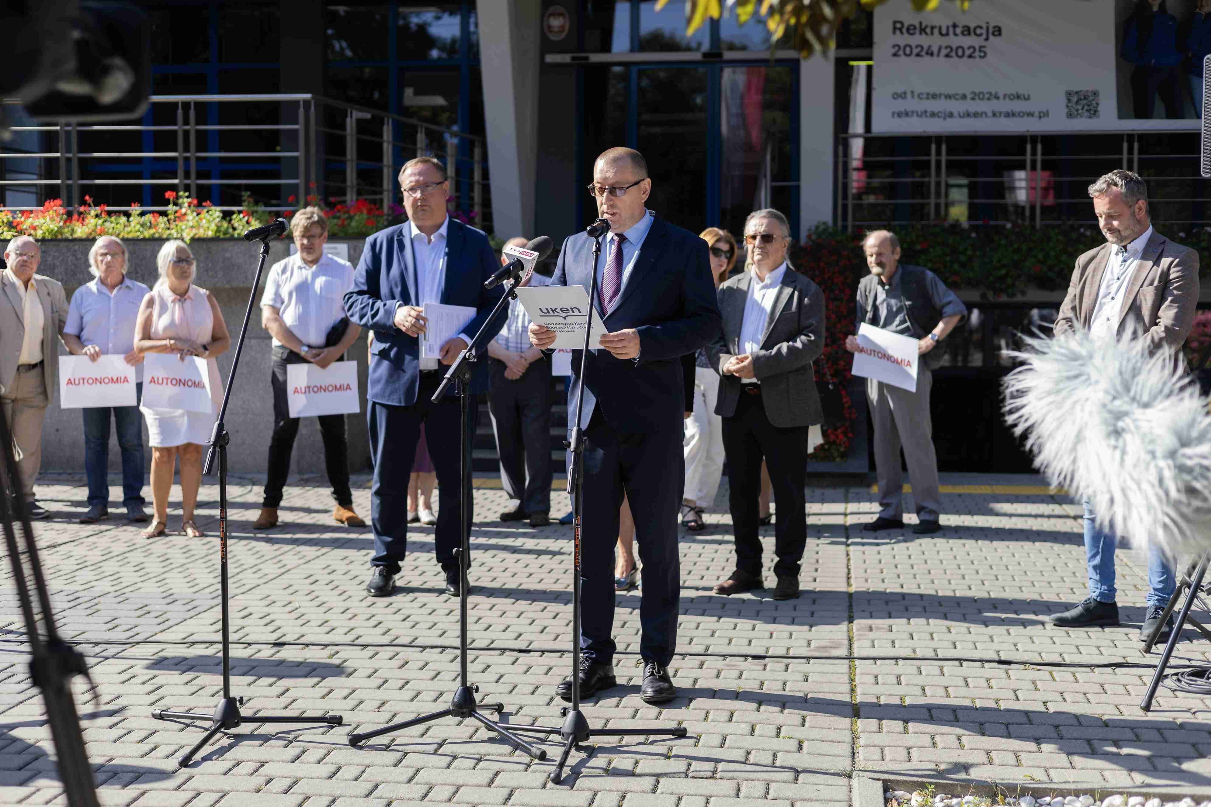 brifing prasowy przed gmachem głównym UKEN; przy mikrofonie Rektor prof. dr hab. Piotr Borek