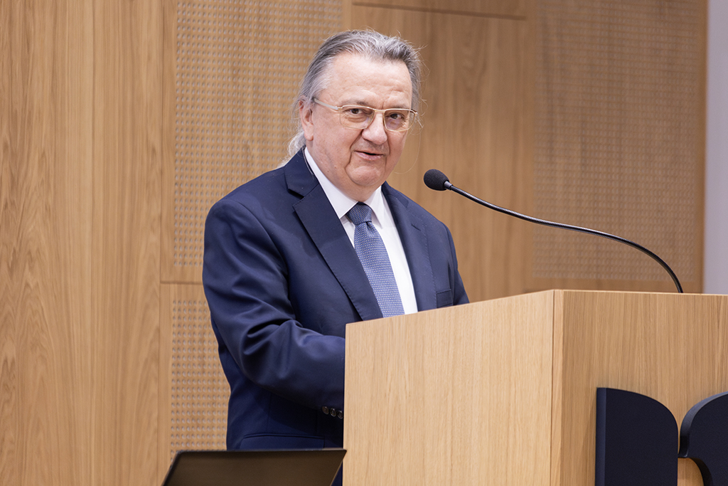 Prorektor ds. Kształcenia i Rozwoju dr hab. Robert Stawarz, prof. UKEN wita gości