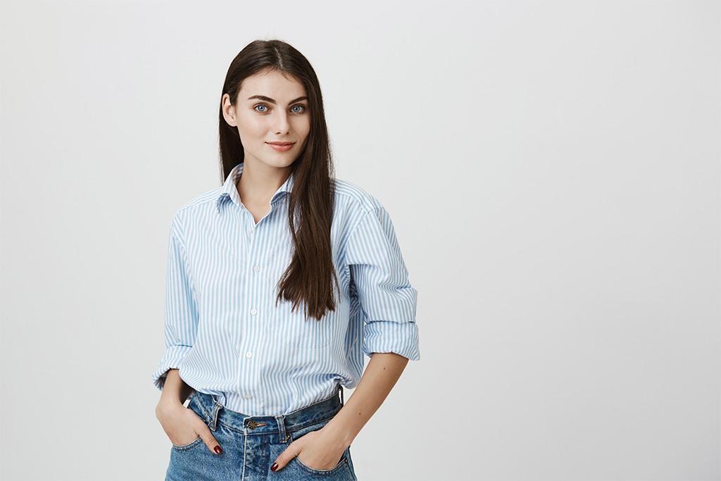 uśmiechnięta brunetka w niebieskiej koszuli 