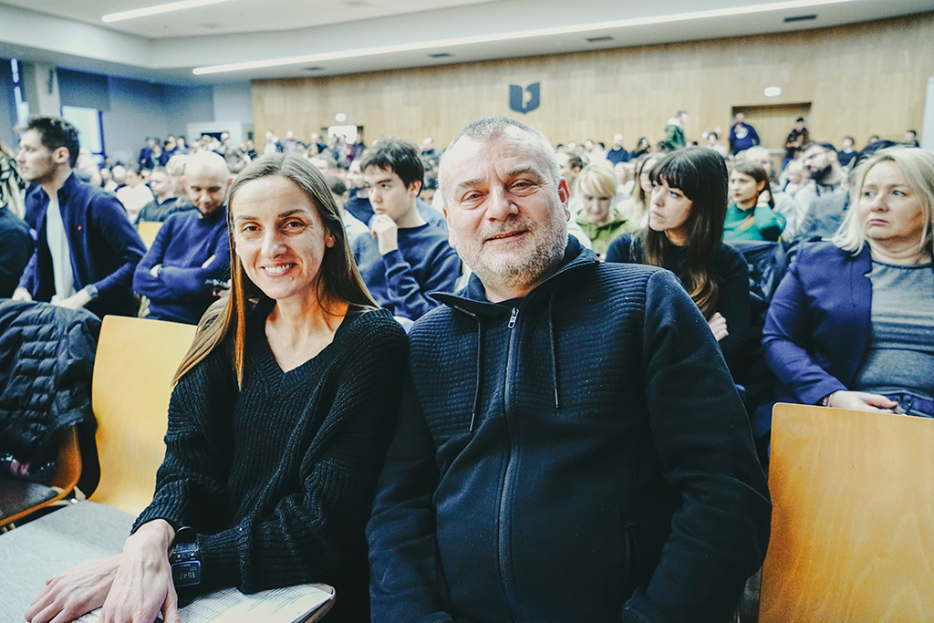 uczestnicy wykładu, na pierwszym planie dyrekcja Szkoły Doktorskiej dr hab. Władysław Kolasa, prof. UKEN i dr hab. Aleksandra Budrewicz, prof. UKEN