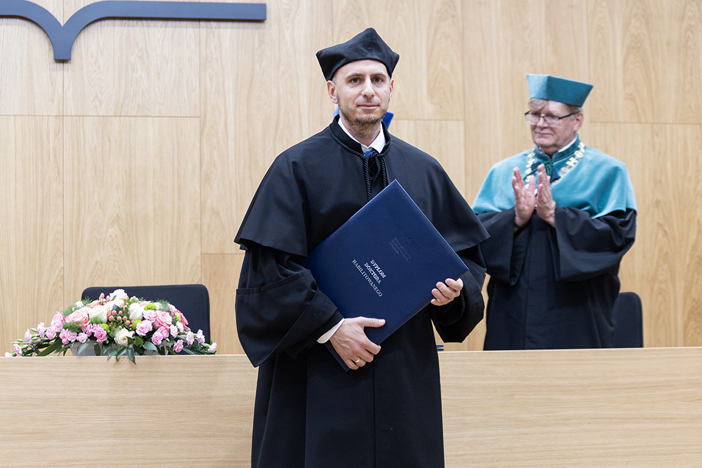 dr hab. Paweł Wójcik z dyplomem