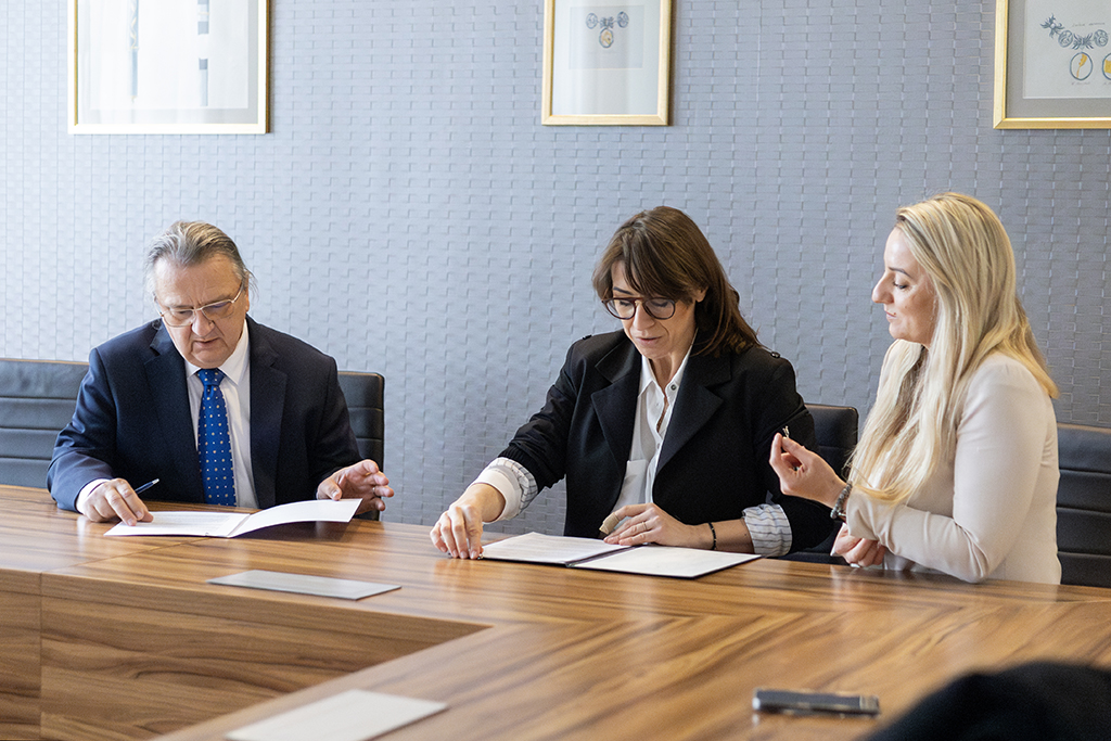 Moment podpisania umowy przez Prezes Fundacji KODO Dorotę Gorss i Wiceprezes Fundacji KODO Agnieszkę Kozień oraz Prorektora ds. Kształcenia i Rozwoju dr. hab. Roberta Stawarza, prof. UKEN