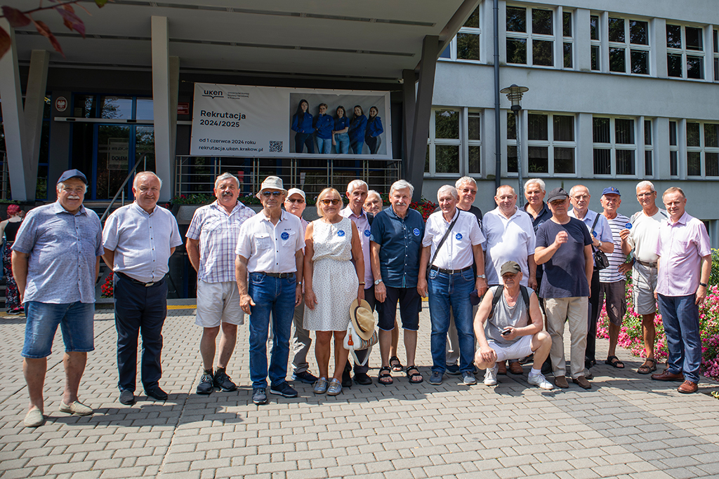 byli studenci kierunku mechanicznego WSP przed gmachem głównym UKEN