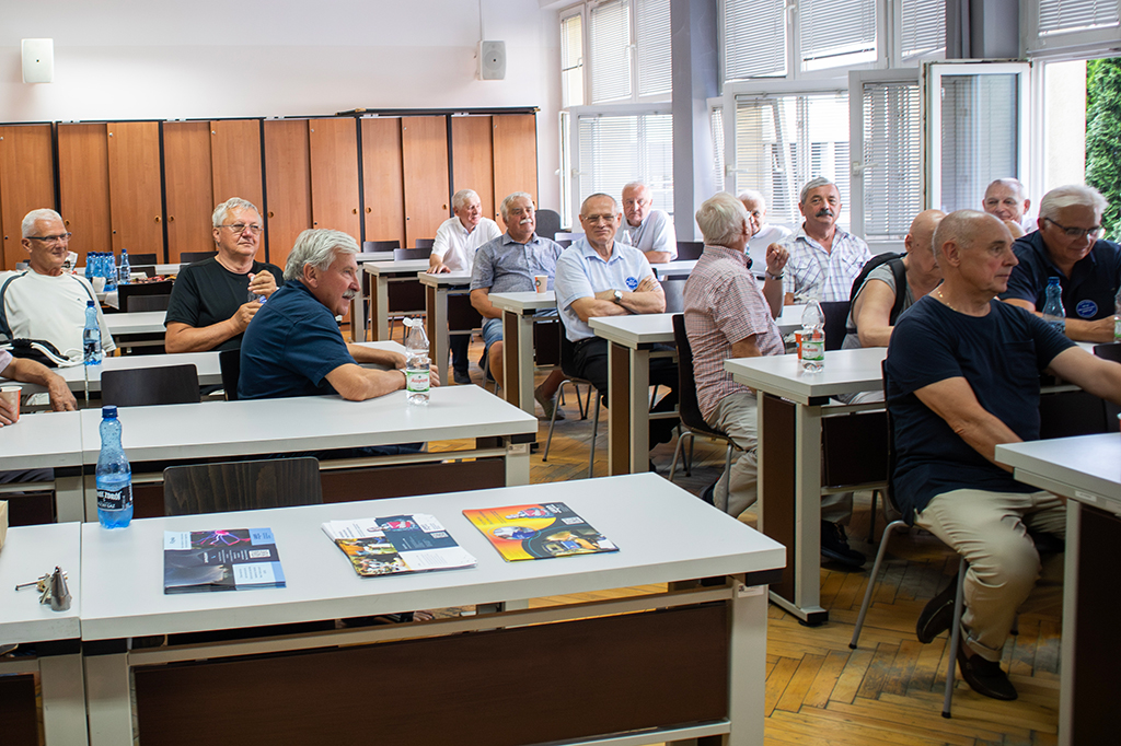 absolwenci Wyższej Szkoły Pedagogicznej w jednej z pracowni INT