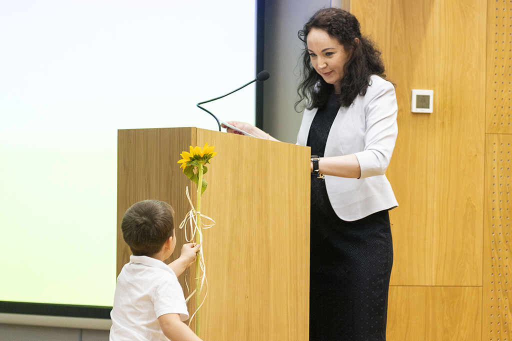 Dziekan Uniwersytetu Dzieci i Rodziców dr Marzena Albrycht przy mównicy