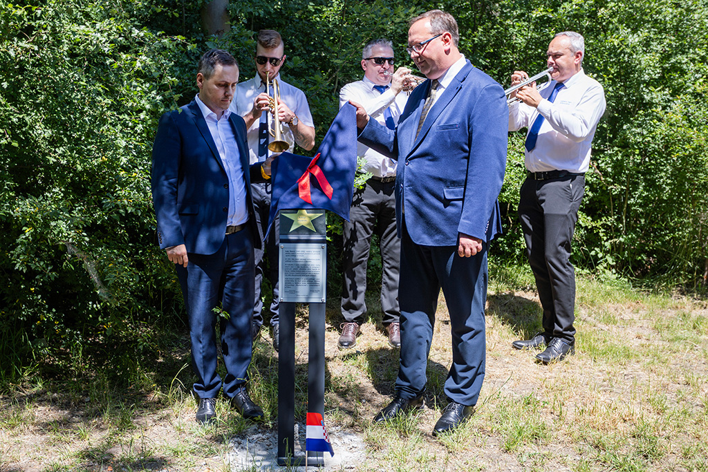 Prorektor ds. Nauki dr hab. Michał Rogoż, prof. UKEN odsłania pamiątkową gwiazdę