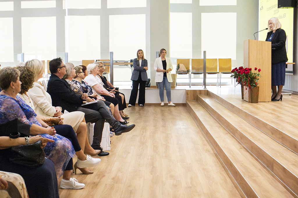 uczestnicy spotkania, przy mównicy Prorektor ds. Studenckich dr hab. Katarzyna Plutecka, prof. UKEN