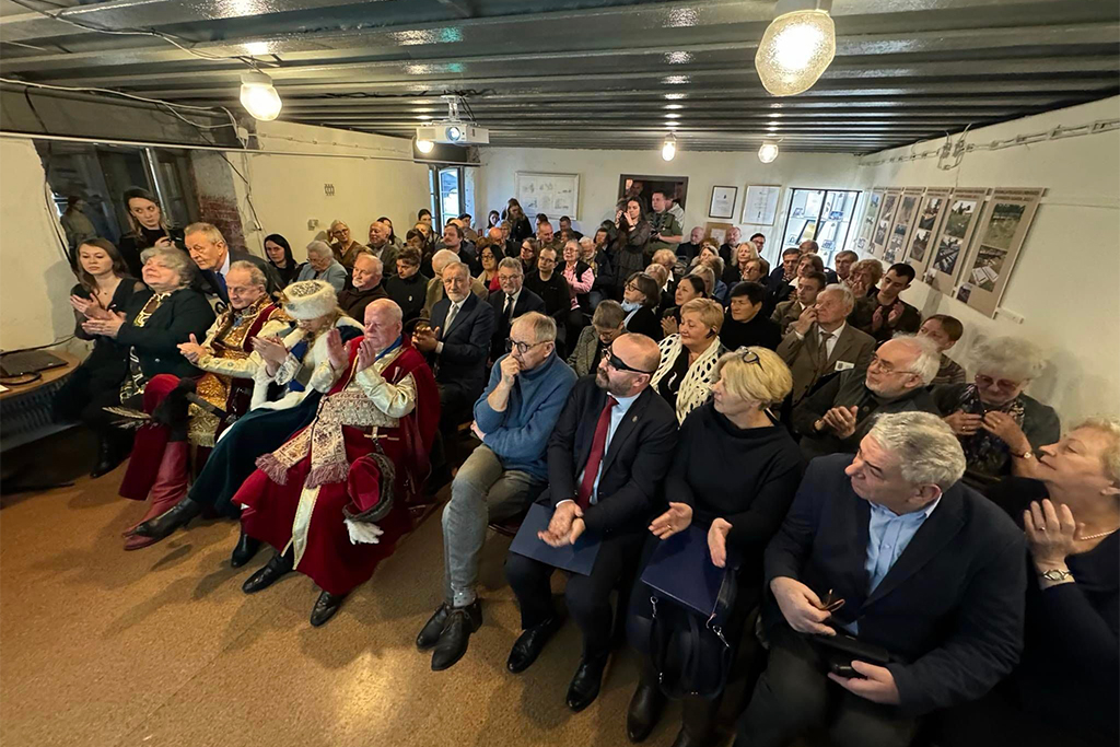 uczestnicy obchodów we wnętrzach fortu