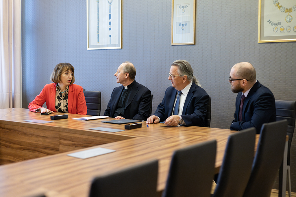 Prorektor ds. Kształcenia i Rozwoju dr hab. Robert Stawarz, prof. UKEN, ks. mgr Zygmunt Dyrektor liceum Robert Berdychowski CM, dr hab. Agnieszka Chłosta-Sikorska, prof. UKEN, Dyrektor Instytutu Historii i Archiwistyki UKEN oraz Dominik Karcz przy stole