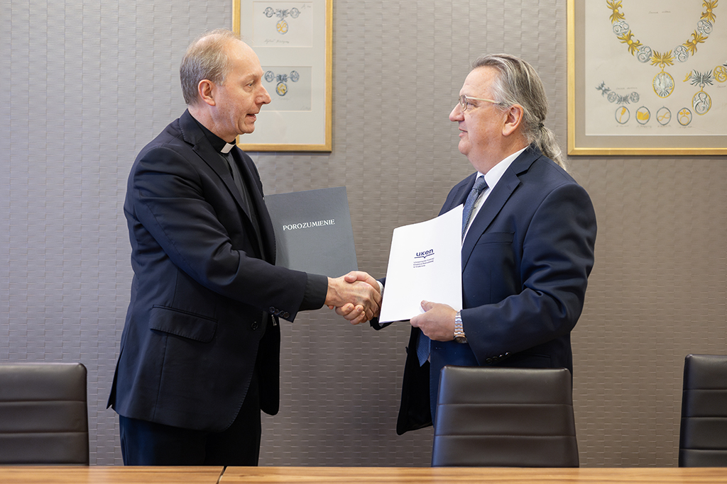 Prorektor ds. Kształcenia i Rozwoju dr hab. Robert Stawarz, prof. UKEN oraz ks. mgr Zygmunt, Dyrektor liceum Robert Berdychowski CM po podpisaniu porozumienia ściskają sobie dłonie