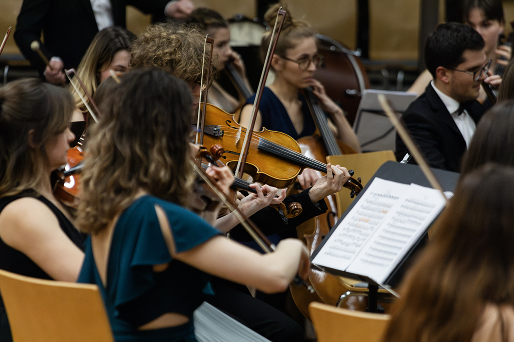 Orkiestra Kameralna oraz Orkiestra Symfoniczna Uniwersytetu Komisji Edukacji Narodowej w Krakowie podczas koncertu