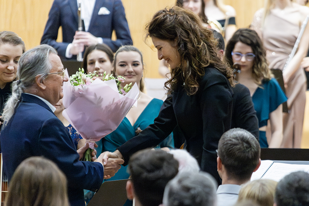 Prorektor ds. Kształcenia i Rozwoju dr. hab. Robert Stawarz, prof. UKEN wręcza kwiaty dr hab. Małgorzacie Tęczyńskiej-Kęsce