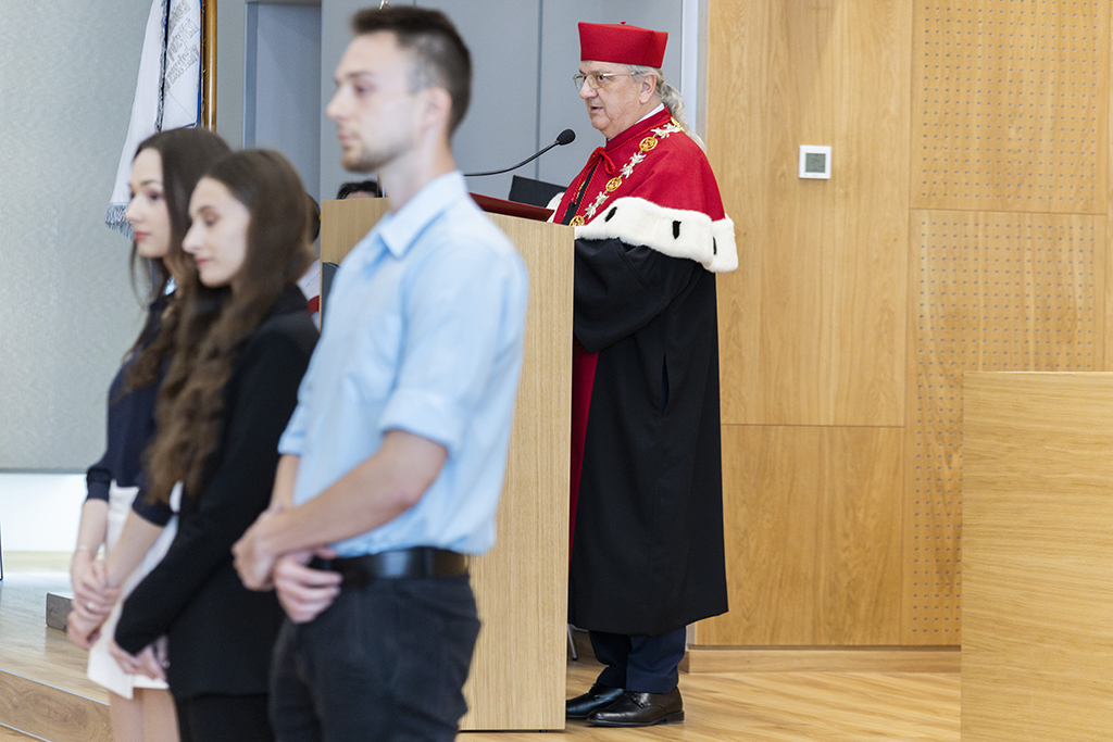 Prorektor ds. Kształcenia i Rozwoju dr hab. Robert Stawarz, prof. UKEN i wyróżnieni studenci