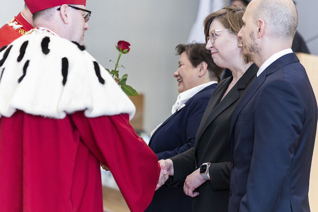 Rektor Uniwersytetu Komisji Edukacji Narodowej w Krakowie prof. dr hab. Piotr Borek wręcza listy gratulacyjne za uzyskanie habilitacji i tytułu profesora