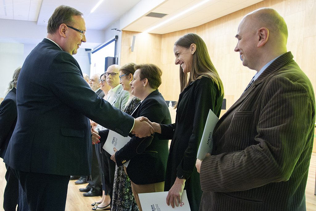 Prorektor ds. Nauki dr hab. Michał Rogoż, prof. UKEN gratuluje jednej z laureatek