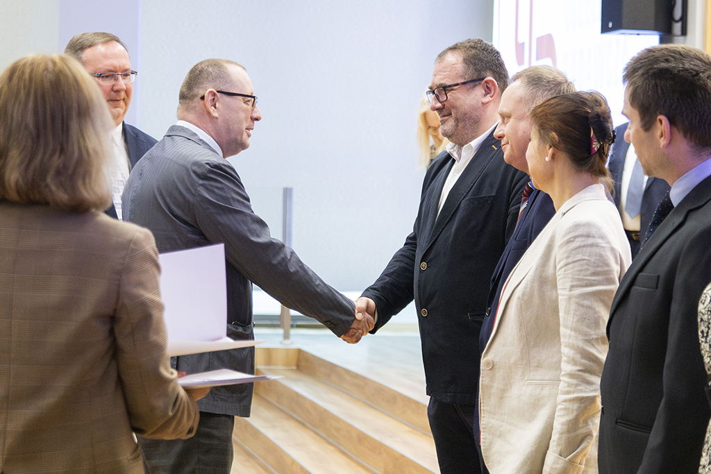 Rektor Uniwersytetu Komisji Edukacji Narodowej w Krakowie prof. dr hab. Piotr Borek gratuluje laureatom