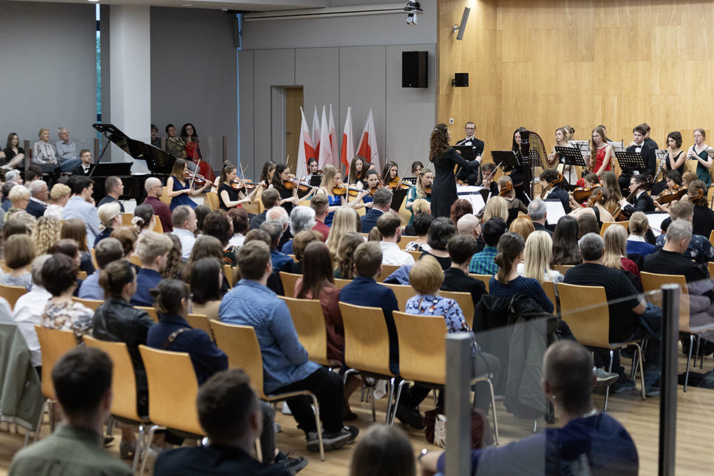 publiczność słuchająca koncertu Orkiestry Symfonicznej UKEN