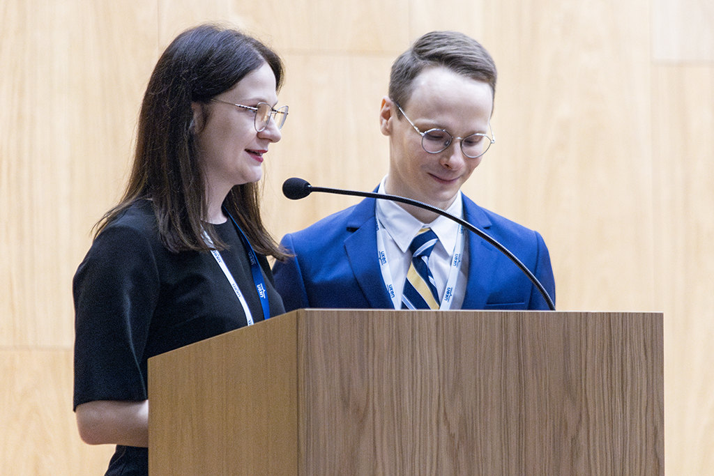 Dr Barbara Dyba i dr Jakub Oliwa przy pulpicie