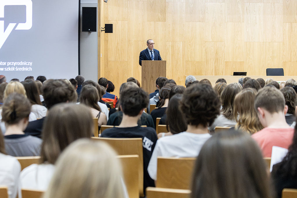Przy pulpicie Rektor Uniwersytetu Komisji Edukacji Narodowej w Krakowie prof. dr hab. Piotr Borek, na pierwszym planie uczestnicy III Konferencji Uczniów szkół średnich