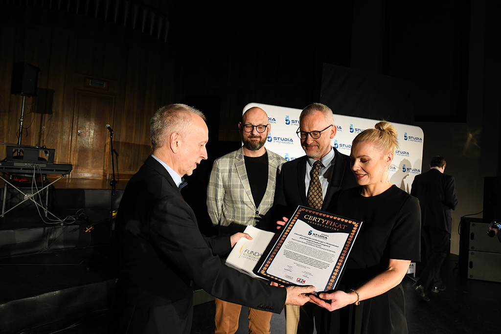 Moment wręczenia certyfikatu „Studia z Przyszłością” reprezentantom Uniwersytetu Komisji Narodowej w Krakowie