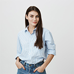 uśmiechnięta brunetka w niebieskiej koszuli 
