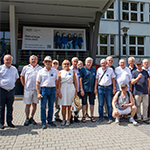 byli studenci kierunku mechanicznego WSP przed gmachem głównym UKEN