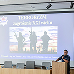 prowadzący szkolenie z mikrofonem
