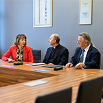 Prorektor ds. Kształcenia i Rozwoju dr hab. Robert Stawarz, prof. UKEN, ks. mgr Zygmunt Dyrektor liceum Robert Berdychowski CM, dr hab. Agnieszka Chłosta-Sikorska, prof. UKEN, Dyrektor Instytutu Historii i Archiwistyki UKEN przy stole