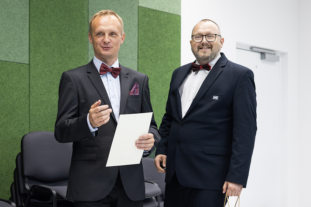 organizator debaty dr Marcin Gadocha z Instytutu Historii i Archiwistyki UKEN wraz z przedstawicielem UR