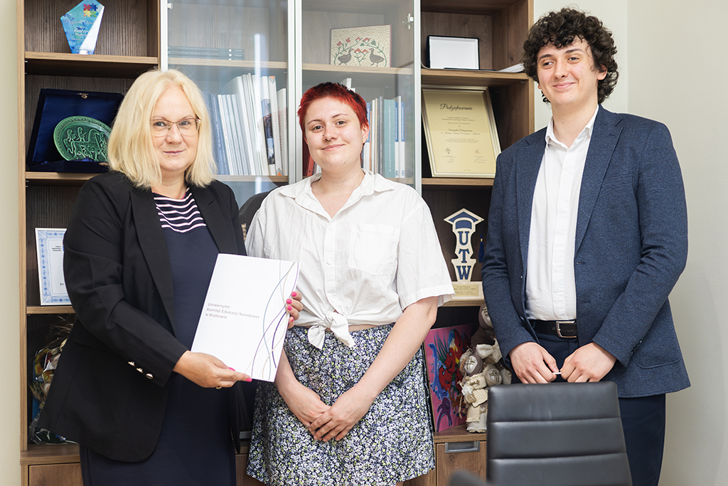 Julia Cichy, Prorektor ds. Studenckich dr hab. Katarzyna Plutecka, prof. UKEN oraz Przewodniczący Samorządu Studentów Maciej Lisowski