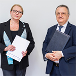 Prorektor ds. Kształcenia i Rozwoju UKEN dr hab. Robert Stawarz, prof. UKEN i Dyrektor mgr Anna Konarska-Miazowska