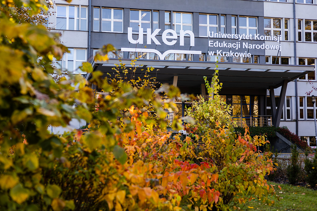 budynek główny UKEN, na pierwszym planie jesienne krzewy