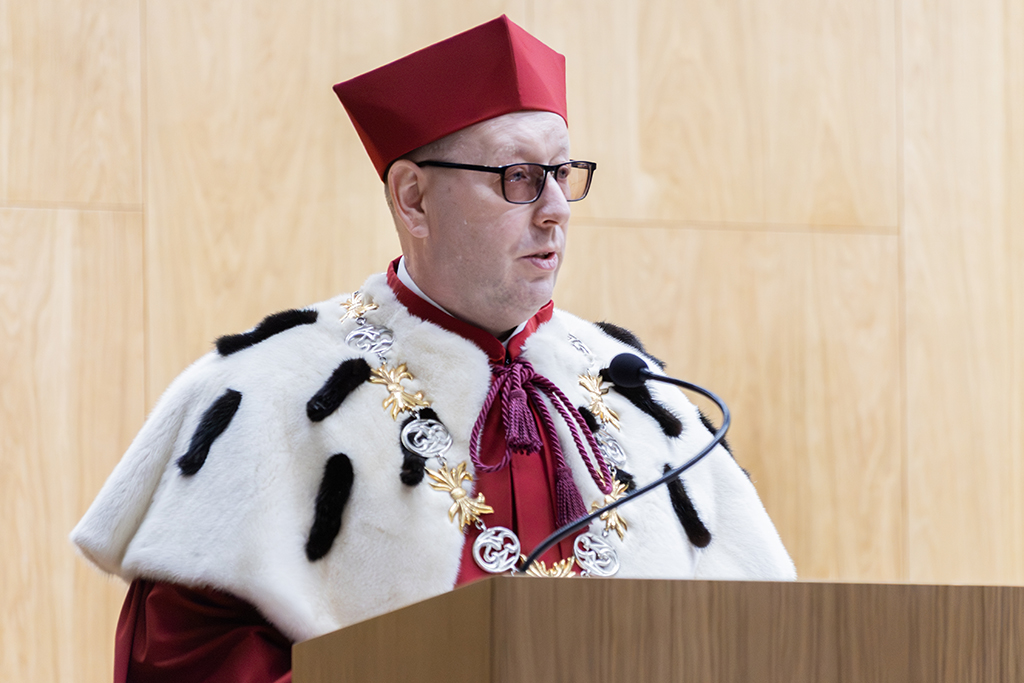 Rektor Uniwersytetu Komisji Edukacji Narodowej w Krakowie prof. dr hab. Piotr Borek przy mównicy