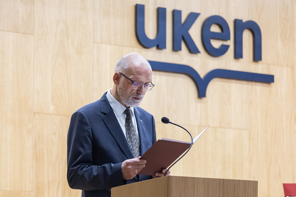 prof. dr hab. Andrzej Nowak przy mównicy