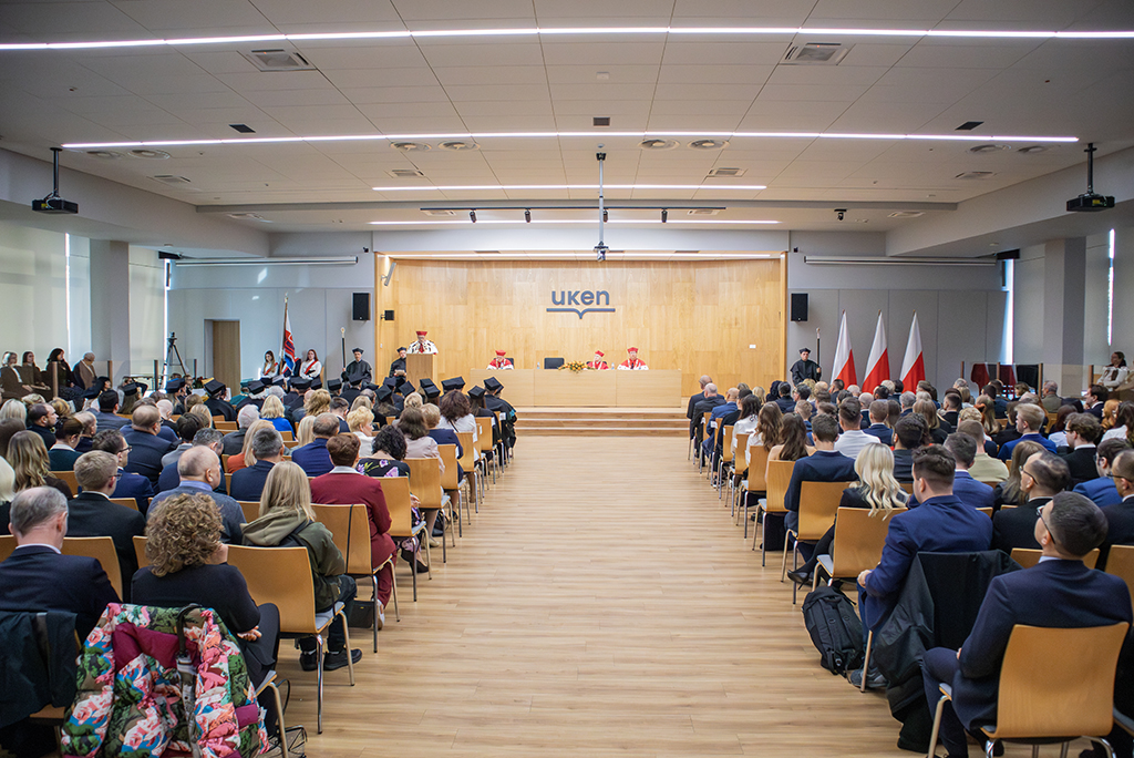 uczestnicy uroczystości, przemawia prof. dr hab. Piotr Borek